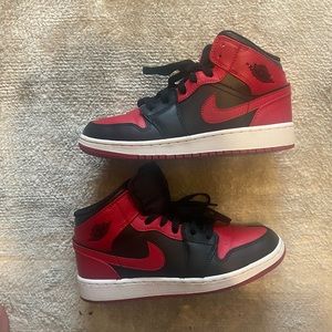 Air Jordan mid-youth